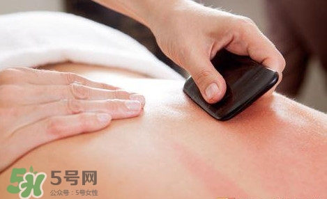 刮痧出現(xiàn)黑紫說明什么？感冒刮痧刮哪個(gè)部位