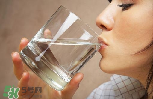 入伏喝什么水好？入伏喝熱水還是冷水？