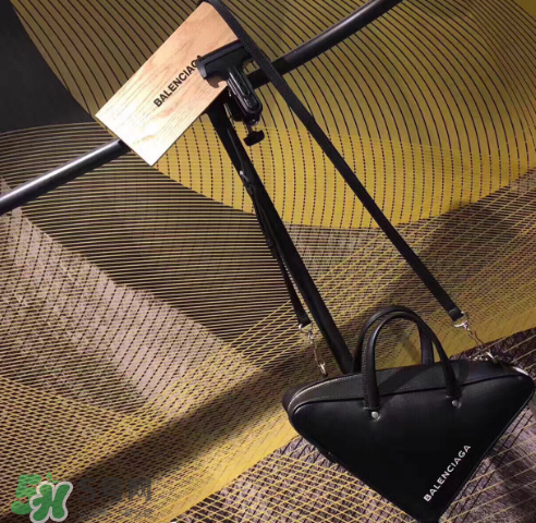 balenciaga三角包尺寸多大？巴黎世家三角形包包尺寸介紹