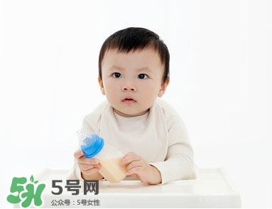 嬰兒吐奶和溢奶的區(qū)別 嬰兒溢奶和吐奶有何不同？