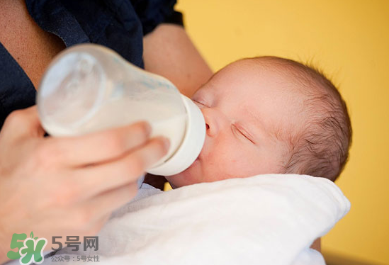 嬰兒吐奶和嘔吐的區(qū)別？怎么判斷嬰兒是吐奶還是嘔吐？