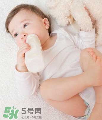 嬰兒吐奶和嘔吐的區(qū)別？怎么判斷嬰兒是吐奶還是嘔吐？