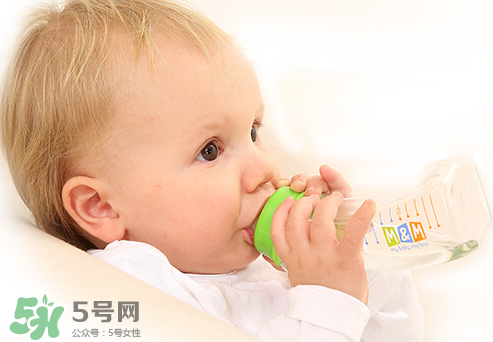 嬰兒吐奶和奶粉有關(guān)系嗎？嬰兒吐奶需要換奶粉嗎？