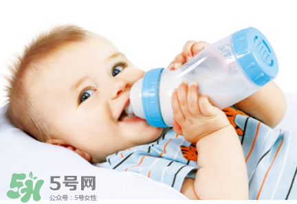 嬰兒吐奶和奶粉有關(guān)系嗎？嬰兒吐奶需要換奶粉嗎？