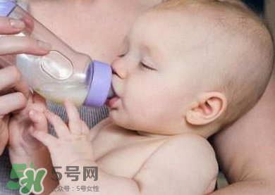 嬰兒吐奶有黃水怎么辦？嬰兒吐奶會(huì)吐黃水嗎？