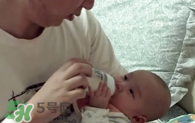 嬰兒吐奶有黃水怎么辦？嬰兒吐奶會(huì)吐黃水嗎？