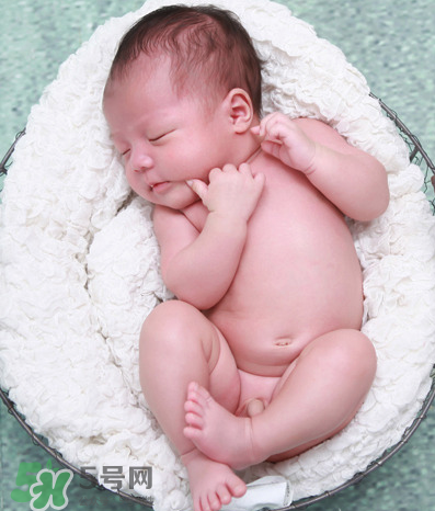 寶寶吐奶和哭有關(guān)系嗎？寶寶哭會(huì)引起吐奶嗎？