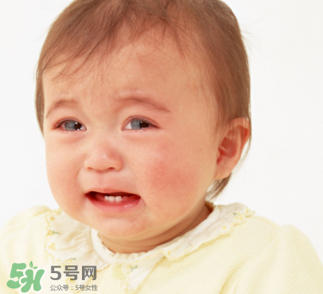 寶寶吐奶和哭有關(guān)系嗎？寶寶哭會(huì)引起吐奶嗎？