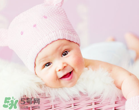 寶寶吐奶和哭有關(guān)系嗎？寶寶哭會(huì)引起吐奶嗎？