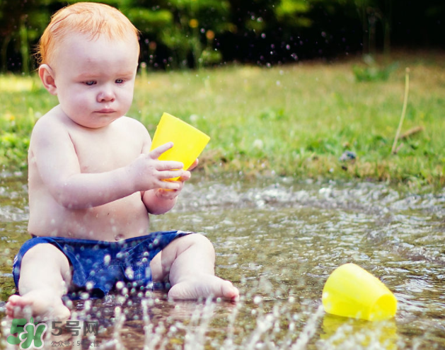 寶寶喜歡玩水怎么辦？寶寶為什么喜歡玩水？