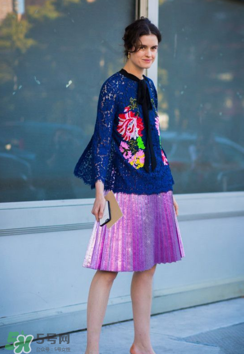 百褶裙怎么搭配好看？百褶裙配什么衣服好看？