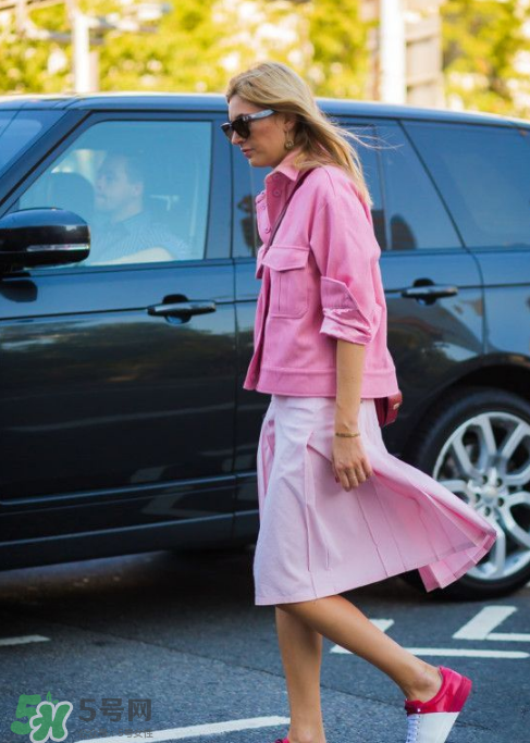 百褶裙怎么搭配好看？百褶裙配什么衣服好看？