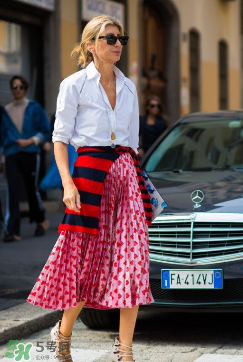 百褶裙怎么搭配好看？百褶裙配什么衣服好看？