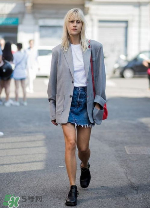 t恤搭配什么裙子好看？t恤怎么搭配裙子好看？