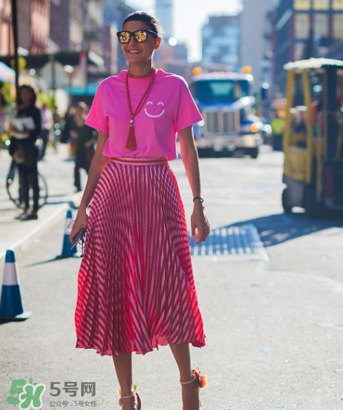t恤搭配什么裙子好看？t恤怎么搭配裙子好看？