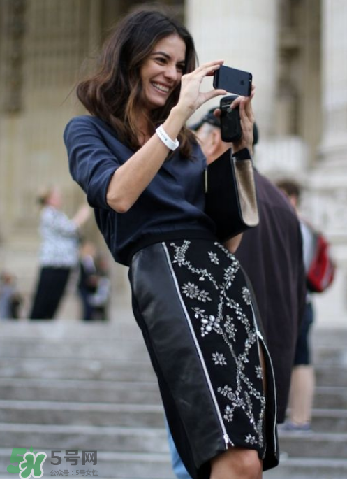 民族風裙子配什么上衣？民族風裙子怎么搭配上衣？