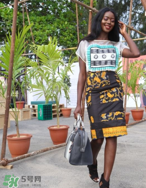 民族風裙子配什么上衣？民族風裙子怎么搭配上衣？