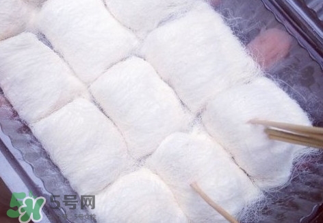 龍須糖是什么做的？龍須糖上面一層粉是什么粉