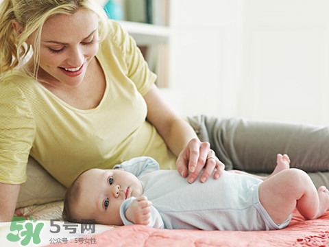 三伏天坐月子可以洗澡嗎？三伏天坐月子可以穿短袖嗎？