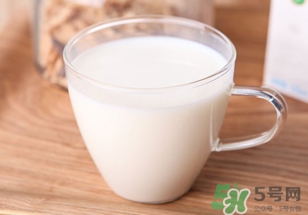 做酸奶用鮮奶好還是純牛奶好？純牛奶和鮮牛奶的區(qū)別