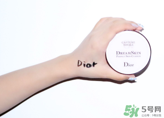 迪奧氣墊和雅詩(shī)蘭黛氣墊哪個(gè)好？迪奧和雅詩(shī)蘭黛氣墊對(duì)比