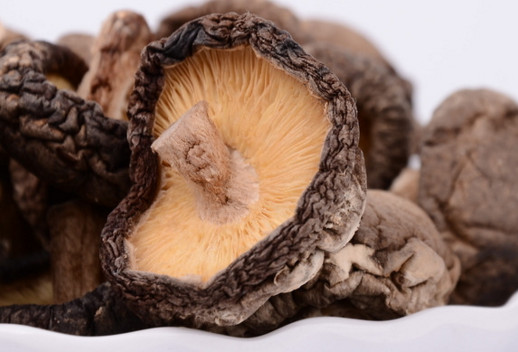 干香菇為什么比鮮香菇味道好？香菇為什么要曬干了再泡來吃