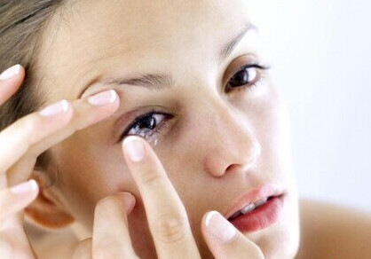 隱形眼鏡怎么摘？戴隱形眼鏡的好處和壞處