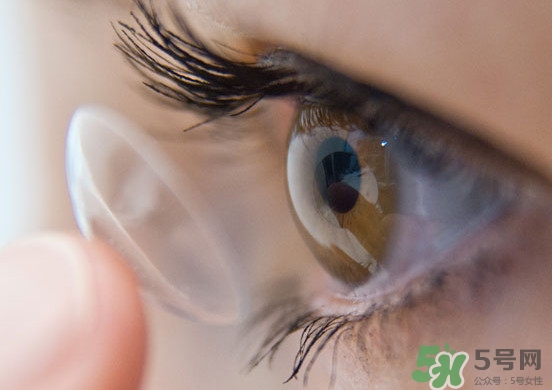 隱形眼鏡干了怎么辦？隱形眼鏡可以用礦泉水泡嗎