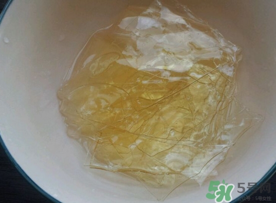吉利丁片用冷水泡多久？吉利丁片做果凍的比例