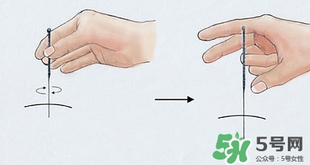 針灸能治療哪些?。抗糯樉挠镁呤菐揍?></p><h3>女性經(jīng)期能否針灸</h3><p>經(jīng)期由于大量經(jīng)血的排出，有關(guān)臟腑、經(jīng)脈的氣血相對(duì)不足，對(duì)外界環(huán)境的適應(yīng)力下降，對(duì)外來刺激的抵抗力減弱。針刺出的麻、脹、酸、重、疼痛、游走的綜合感覺，使她們難以適應(yīng)，從而引起精神緊張、情緒不穩(wěn)，打破月經(jīng)生理現(xiàn)象內(nèi)在平衡與正常規(guī)律，導(dǎo)致月經(jīng)紊亂。因此，是否可針刺要辨證分析。</p><p>中醫(yī)專家表示，經(jīng)期針灸一定要注意選擇，如果身體疾病不是很痛苦，就先不要進(jìn)行針灸治療，經(jīng)期過去再針灸，如果是非常痛苦的疾病，由專業(yè)醫(yī)生指定是否針灸，可以的話針灸。</p>		</div>
<div align=