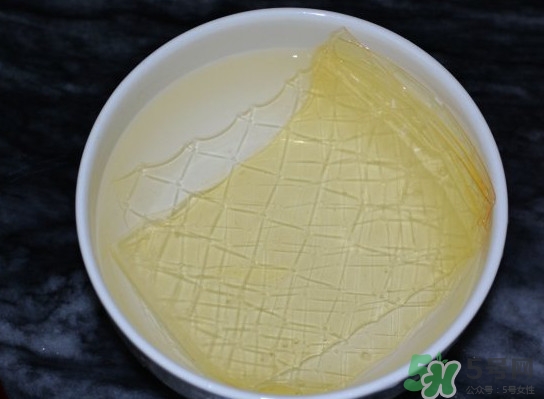 吉利丁片是什么？吉利丁片怎么做布?。?></p><p>準備好250ml的果汁，盒裝的現(xiàn)榨的都可以，也可以放些果肉，（今天家里材料不全，我用的是橙味的美年達給大家做示范）</p><p>把泡軟的吉利丁瀝干水，放在碗里隔水加熱到融化，融化成水狀就好了，不要煮沸會影響吉利丁凝固。</p><p>把融化的吉利丁慢慢倒進果汁里邊倒邊快速攪拌</p><p>把攪拌好的果汁放進冰箱冷藏2-3個小時，美味的布丁就好了。</p><h3>營養(yǎng)價值</h3><p>組成明膠的蛋白質中含有18種氨基酸，其中7種為人體所必需。除16%以下的水分和無機鹽外，明膠中蛋白質的含量占82%以上，是一種理想的蛋白源。</p>		</div>
<div align=