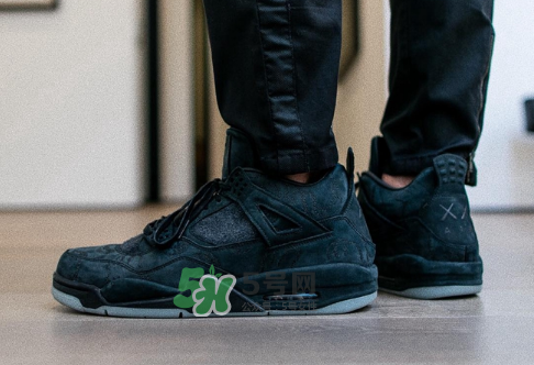 kaws與air jordan 4聯(lián)名黑色版本多少錢？aj4純黑限定發(fā)售價(jià)格