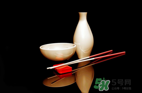 三伏天可以喝白酒嗎？三伏天喝白酒好還是啤酒？