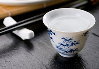 三伏天可以喝白酒嗎？三伏天喝白酒好還是啤酒？