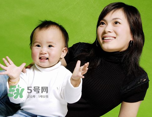 低齡寶寶家庭親子游戲介紹 適合低齡寶寶的親子游戲有哪些？