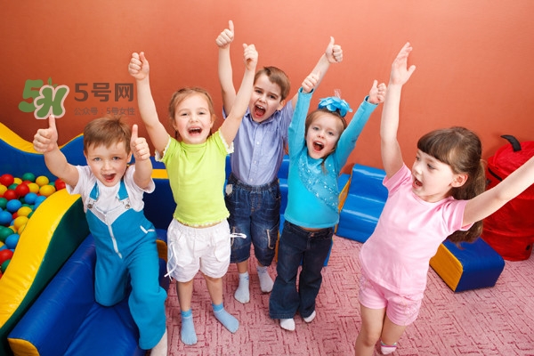 低齡寶寶家庭親子游戲介紹 適合低齡寶寶的親子游戲有哪些？