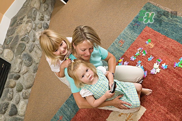 低齡寶寶家庭親子游戲介紹 適合低齡寶寶的親子游戲有哪些？