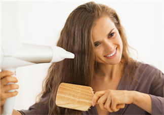 吹風(fēng)機吹頭發(fā)的危害 吹風(fēng)機正確使用方法