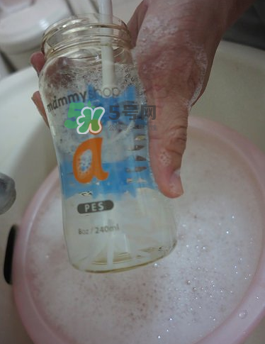 奶瓶刷尼龍的好還是海綿的好？洗奶瓶的正確方法