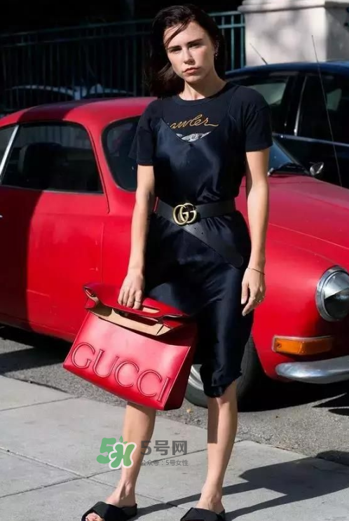 吊帶裙配什么上衣？吊帶裙搭配什么上衣好看？