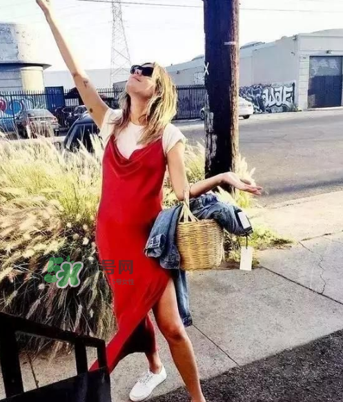 吊帶裙配什么上衣？吊帶裙搭配什么上衣好看？