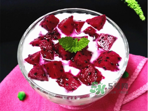 紅心火龍果能和酸奶一起吃嗎？紅心火龍果和酸奶榨汁好嗎？