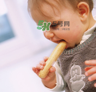 寶寶沒(méi)長(zhǎng)牙能吃磨牙棒嗎？寶寶沒(méi)長(zhǎng)牙可以吃磨牙餅干嗎？