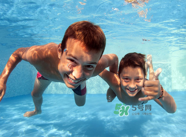 游泳為什么要穿泳衣？為什么游泳要穿泳衣？