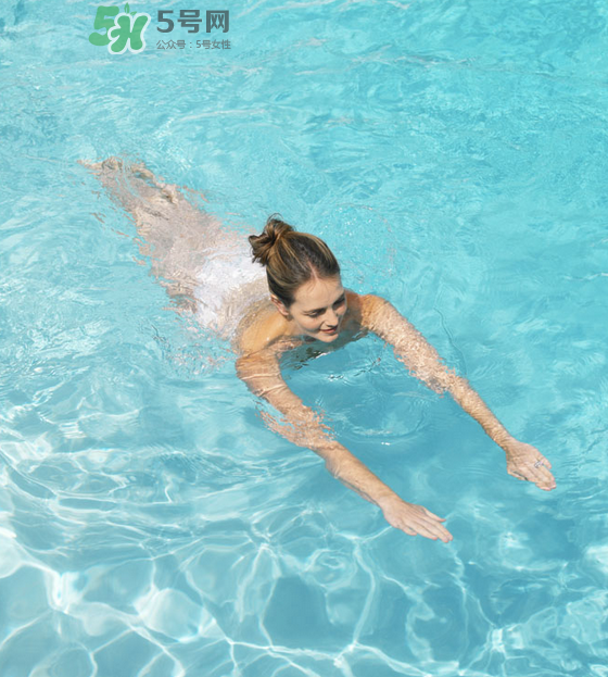 游泳為什么要穿泳衣？為什么游泳要穿泳衣？