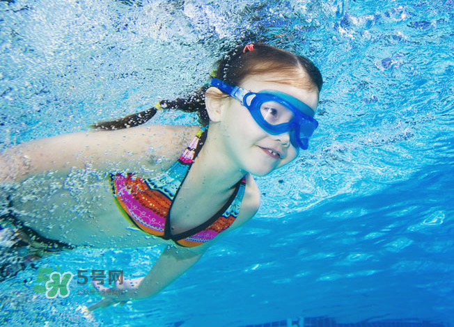 游泳為什么要穿泳衣？為什么游泳要穿泳衣？