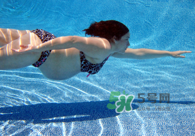 孕婦能游泳嗎？孕婦能不能去游泳池？