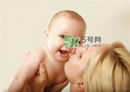 奶瓶刷尼龍的好還是海綿的好？洗奶瓶的正確方法