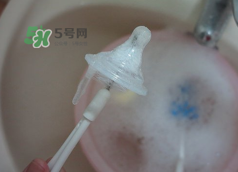 奶瓶刷尼龍的好還是海綿的好？洗奶瓶的正確方法