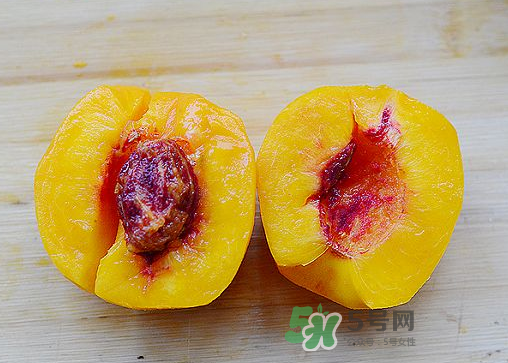 來(lái)月經(jīng)可以吃黃桃嗎？大姨媽來(lái)了可以吃黃桃嗎？